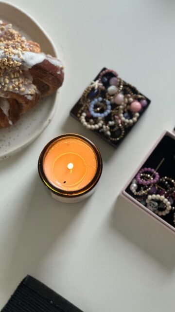 ✨ Poniedziałek w pięknym towarzystwie ✨
Ceramika, zapach świecy i odrobina blasku w postaci ulubionej biżuterii 💫
Idealny sposób na rozpoczęcie tygodnia w spokojnym rytmie ☕💍

#mondaymood #ceramika #biżuteria #selfcare #cozyvibes #mondaystyle #świecesojowe #świecezapachowe