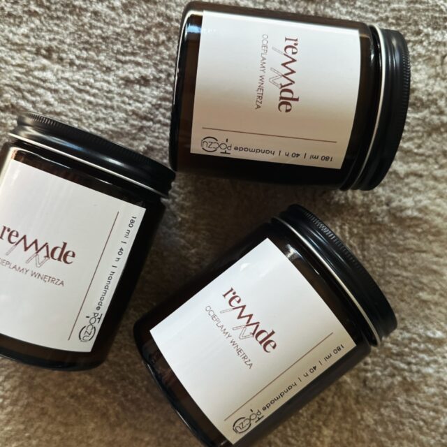 Lubię myśleć, że moje świece zostają z Wami na ważne chwile.
Dlatego oprócz gotowych kolekcji tworzę również indywidualne projekty – takie, które mają znaczenie.
Zapach, forma, detale… wszystko zaczyna się od rozmowy 🤍

#swiecesojowe #świecezapachowe #projektyindywidualne