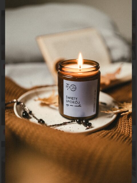 Dziś był pracowity dzień.
Taki, w którym wszystko było „najpierw”.

Dawno mnie tu nie było,
ale wreszcie mogę być.

Zapalić światło.
Zwolnić oddech.

Kiedy za oknem mróz i świat cichnie,
świece dają mi ciepło.
Spokój. Miękkość. Obecność.

Przy nich jest ciszej.
Bliżej.
Prawdziwiej🩷.