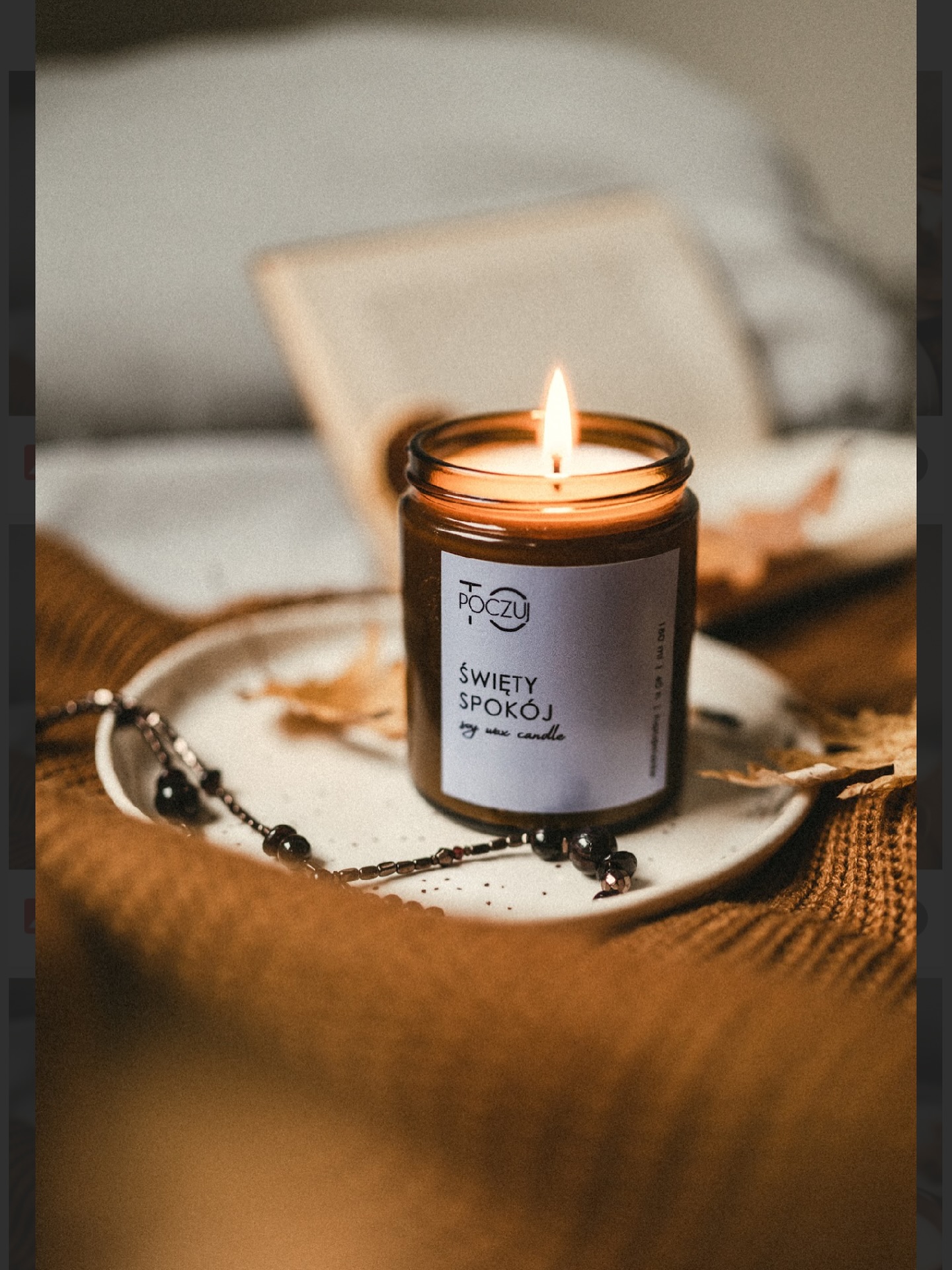 Dziś był pracowity dzień.
Taki, w którym wszystko było „najpierw”.

Dawno mnie tu nie było,
ale wreszcie mogę być.

Zapalić światło.
Zwolnić oddech.

Kiedy za oknem mróz i świat cichnie,
świece dają mi ciepło.
Spokój. Miękkość. Obecność.

Przy nich jest ciszej.
Bliżej.
Prawdziwiej🩷.